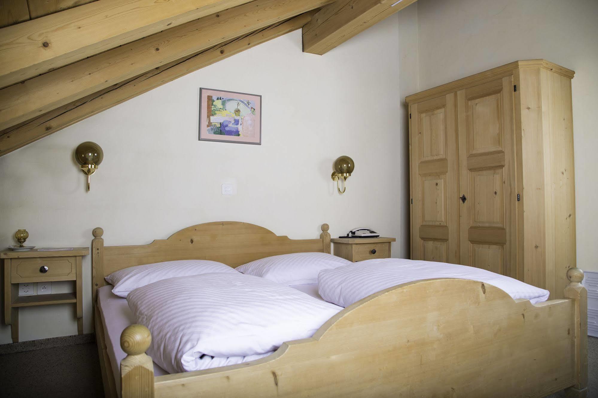 Casa Toedi Restaurant Hotel Trun Экстерьер фото